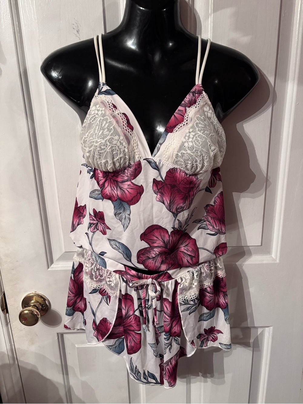 La Vie En Rose White and Magenta Floral Lace-Trim Cami Intimate Set